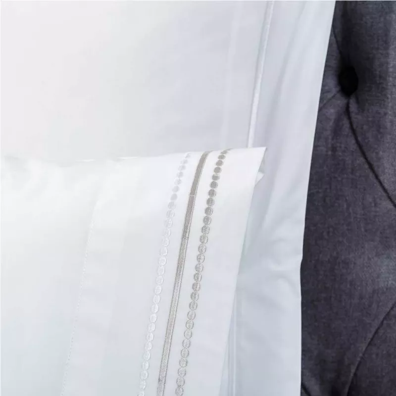 detalle sabana bordada blanca