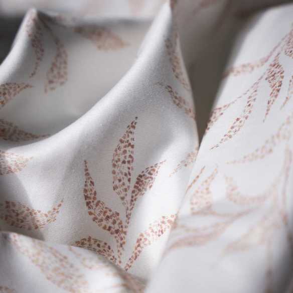 juego de cama beige con bajera