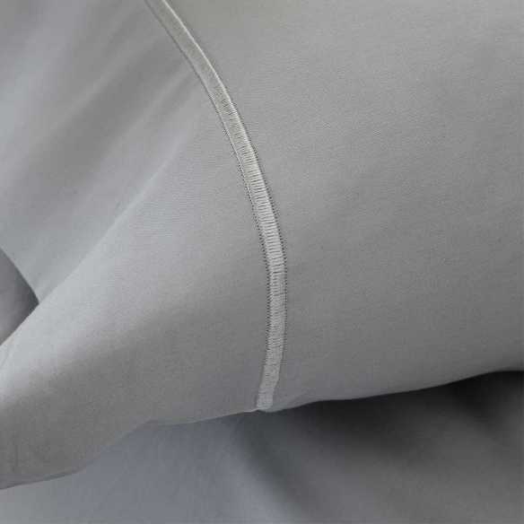detalle juego de sábanas satén 400 hilos gris
